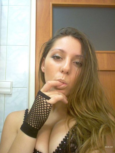 Девушка делает горячие селфи в ванной: интимные моменты на фото