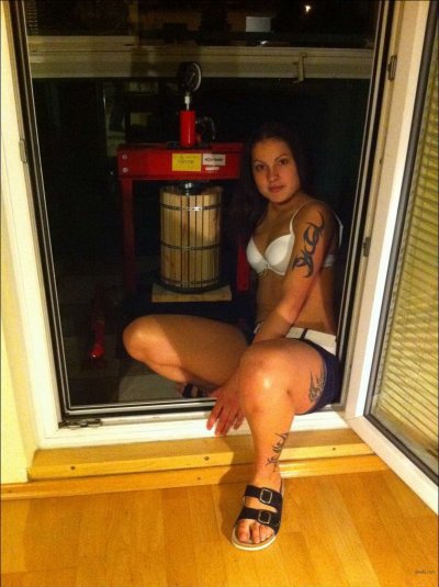 Секcуальные снимки обнаженной татуированной подруги - недозволенное наслаждение!