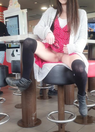 Девушка показала свои прелести на улице, подчеркнув влажность.