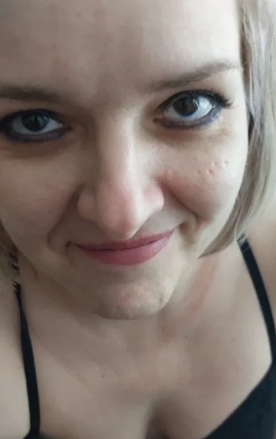 Привлекательная блондинка показывает свои прелести!