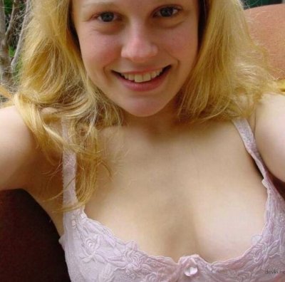 Молоденькая красотка без трусиков показывает свои прелести на камеру