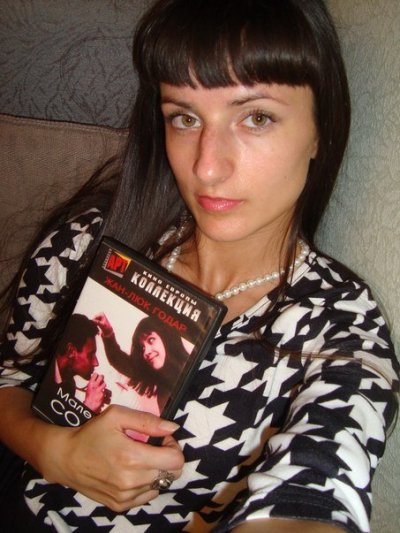 Обворожительная худенькая красотка позирует обнаженной у себя дома