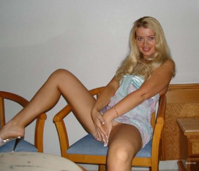 Опытная светловолосая красавица демонстрирует свое обнаженное тело