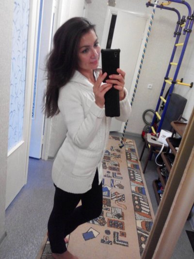 Темноволосая красотка делает селфи перед зеркалом