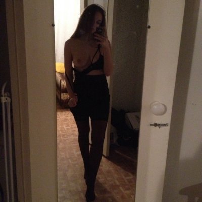 Домашняя красотка демонстрирует свое стройное тело в искусительных позах