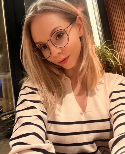 Девушка с разноцветной причёской расправила ноги