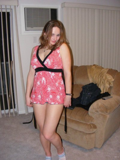 Сисястая девочка удовлетворяет себя бутылкой в киску