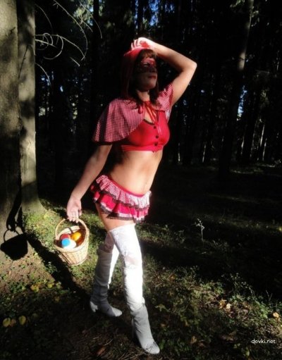 Сексуальная красотка в образе Красной шапочки