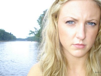 Горячая шатенка показала свои прелести перед объективом