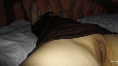 Шатенка демонстрирует свои голые прелести