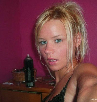 Девушка красиво позирует, наслаждаясь интимными моментами