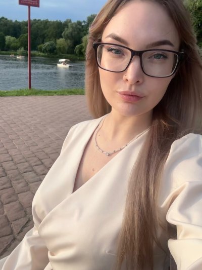 Сексуальная девушка сняла откровенное фото перед зеркалом