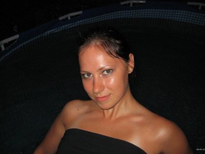 Сосет хуй и раскрывает ноги