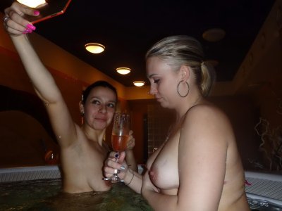 Развратные красотки в бассейне для взрослых