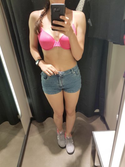 Раздвинув ножки перед зеркалом, я оголила свои влажные трусики и возбужденную киску