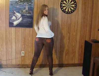 Соблазнительная дама с шикарными формами и обворожительной попой