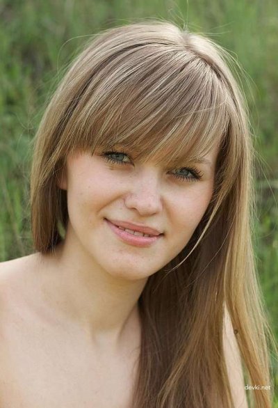 Пышногрудая красавица наслаждается природой в откровенном стиле