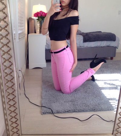 Прелестница в розовых джинсах: сексуальная красотка ждет тебя!