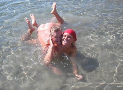 Горячая красотка обрабатывает член своего парня умелым ртом