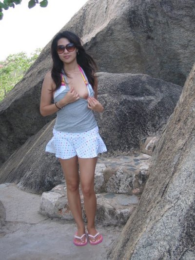 Сексуальная азиатская дама с роскошной прической на интимных местах