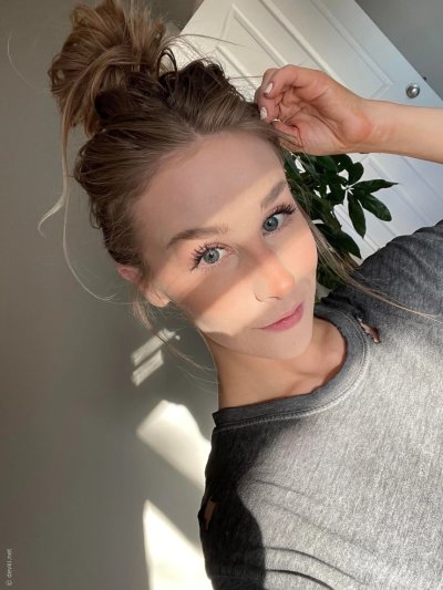 Фотосессия дома: демонстрирует красивую кискy и аппетитную задницу