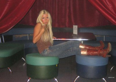 Сексуальные фото блондинки с пляжного отдыха на солнце и в волнах