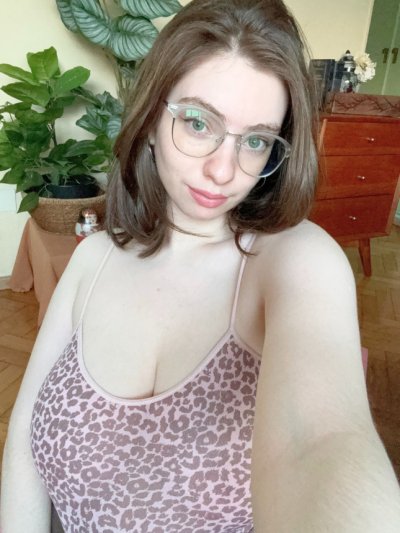 Молодая красотка с обильной грудью показывает свои естественные изгибы и привлекательные части тела