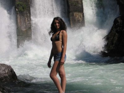 Очаровательная любительница с удовольствием позирует обнаженной!