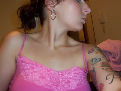 Красивая милашка облизывает пенис парня.