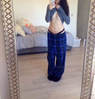 Фото сексапильной дамы в отражении стекла