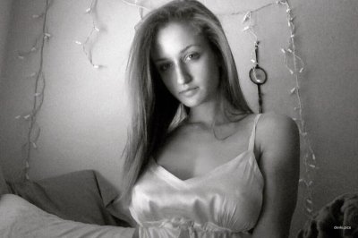 Молодая привлекательная красотка без одежды