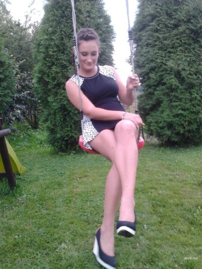Развратница на качелях и в своем доме
