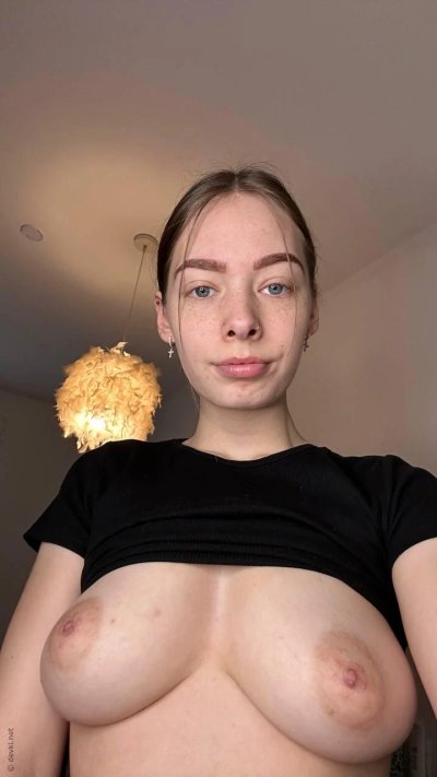 Фотографирует себя в откровенных позах у себя дома