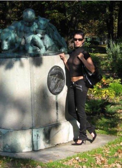 Фотосессия сексуальной дамы с краткой прической на релаксе