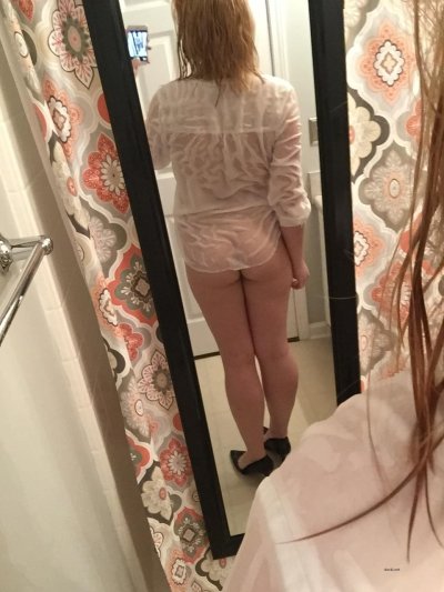 Сексуальная красотка в домашней одежде