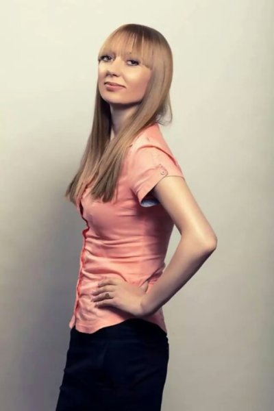 Убедил эту светловолосую девчонку показать свои прелести!