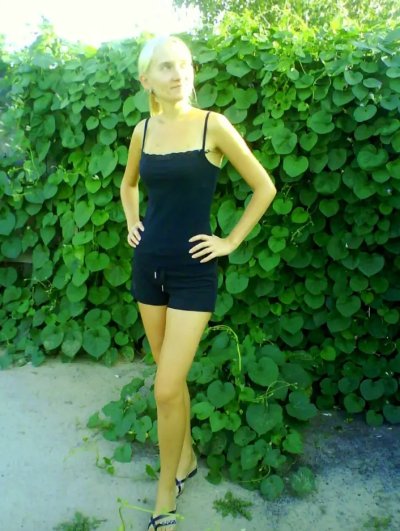 Катя демонстрирует свое обнаженное тело перед камерой