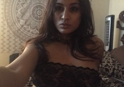 Сочные фото молоденькой брюнетки с влажной киской - запретное удовольствие!