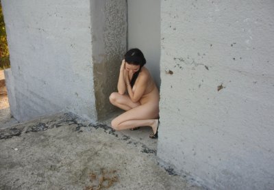 Широко раскрыла бедра и представила интимную зону