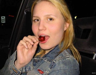 Развратная блондиночка сосет член