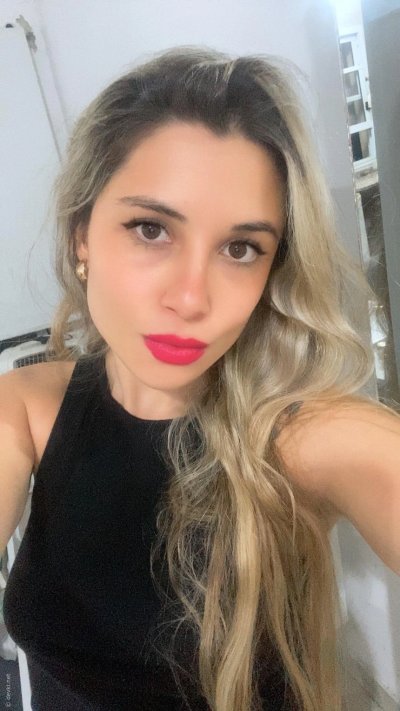 Шикарная блондиночка демонстрирует свои частные прелести!