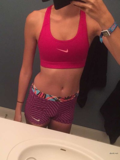 Сексуальная молодая леди без одежды