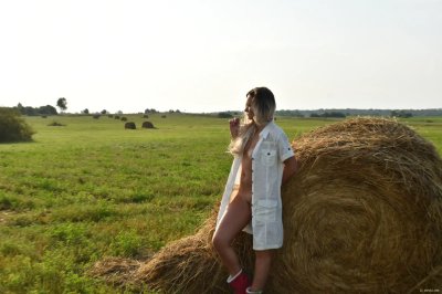Развратница возле стога сена: соблазнительная фотосессия