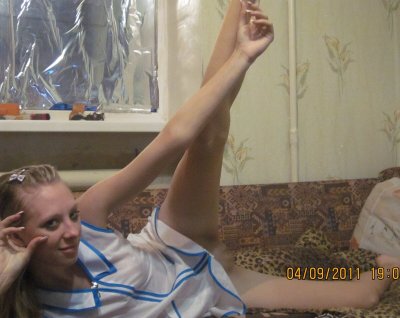 Девушка демонстрирует свои прелести перед своим избранником