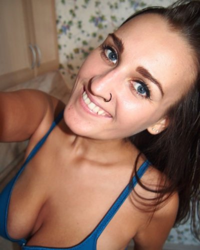 Девушка тискает свои пышные груди и делает огненные обнаженные фото