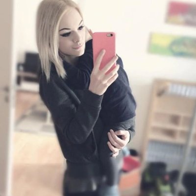 Щедрая блондинка без одежды расширяет свои ноги