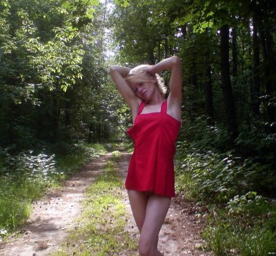 Развратная барышня показывает свои прелести в лесу