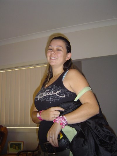 Развратная супруга становится перед объективом