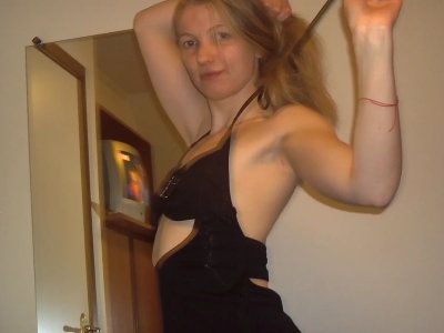 Дамочка позирует голая у себя на кухне