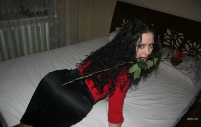 Горячая брюнетка наслаждается сексом с двумя чуваками